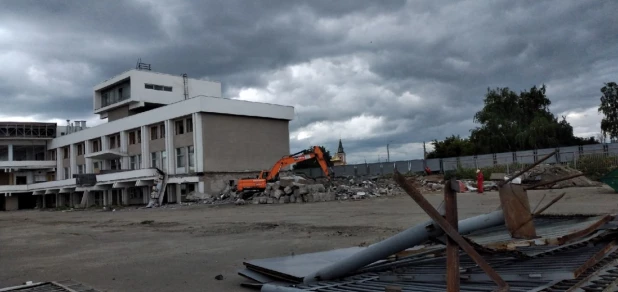 В Барнауле приступили к решительному сносу Речного вокзала 25.07.2022.