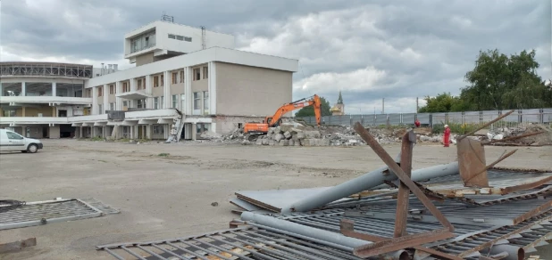 В Барнауле приступили к решительному сносу Речного вокзала 25.07.2022.