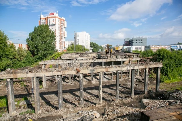 Опоры тепловой сети окончательно установили на строящемся мосту в Барнауле.