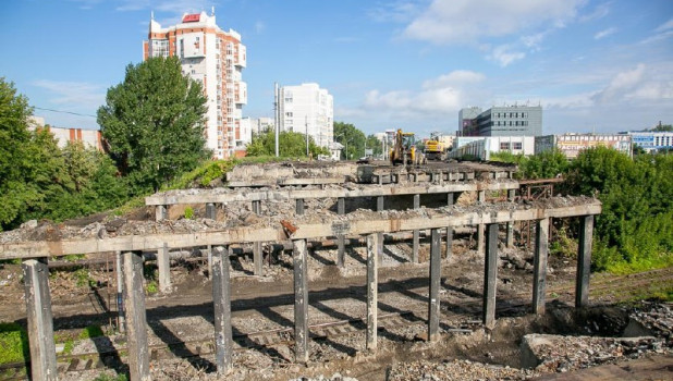 Опоры тепловой сети окончательно установили на строящемся мосту в Барнауле.