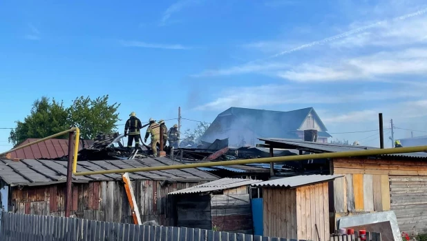 Пожар в частном доме на улице Георгия Исакова