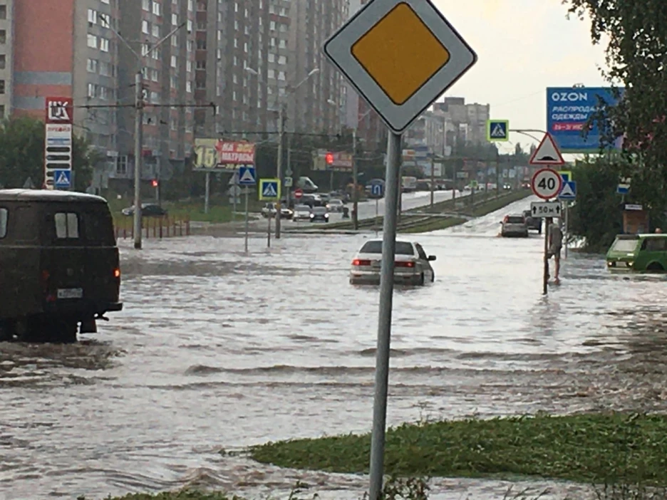 Барнаул дождь. Ливень в Барнауле. Тропический ливень. Тропический ливень в Барнауле. Проливные дожди.