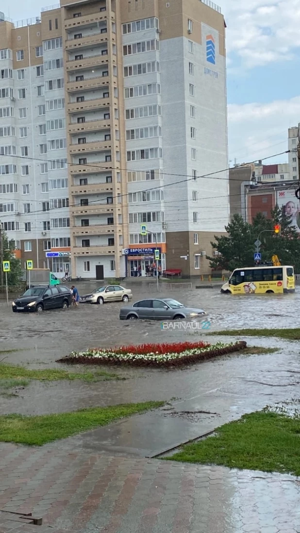 После проливного дождя в Барнауле 30 июля