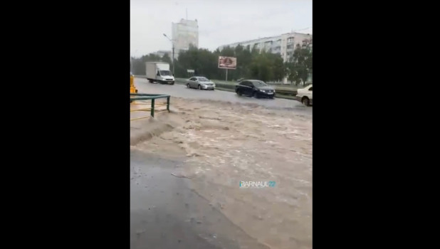 Поток воды на ул. Попова