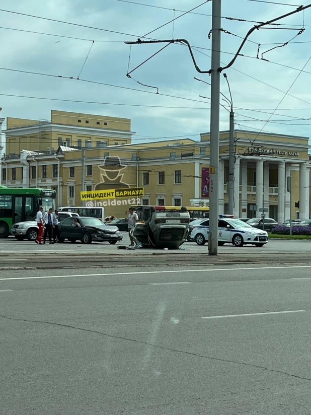 Автомобиль перевернулся на крышу на пл. Октября