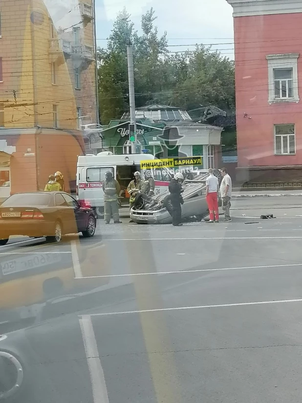 Автомобиль перевернулся на крышу на пл. Октября