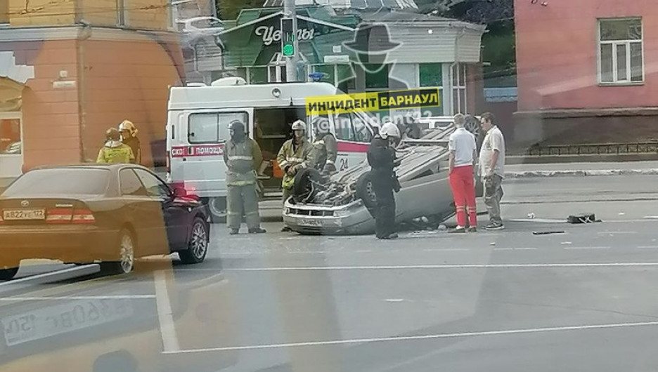 Автомобиль перевернулся на оживленном перекрестке на площади Октября в Барнауле