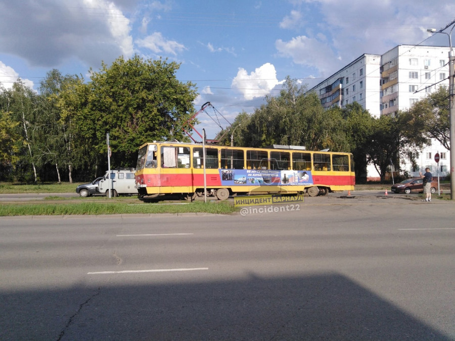 В Барнауле сошел с рельсов трамвай