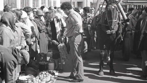 Уличная торговля на Старом базаре. 1998 г. 