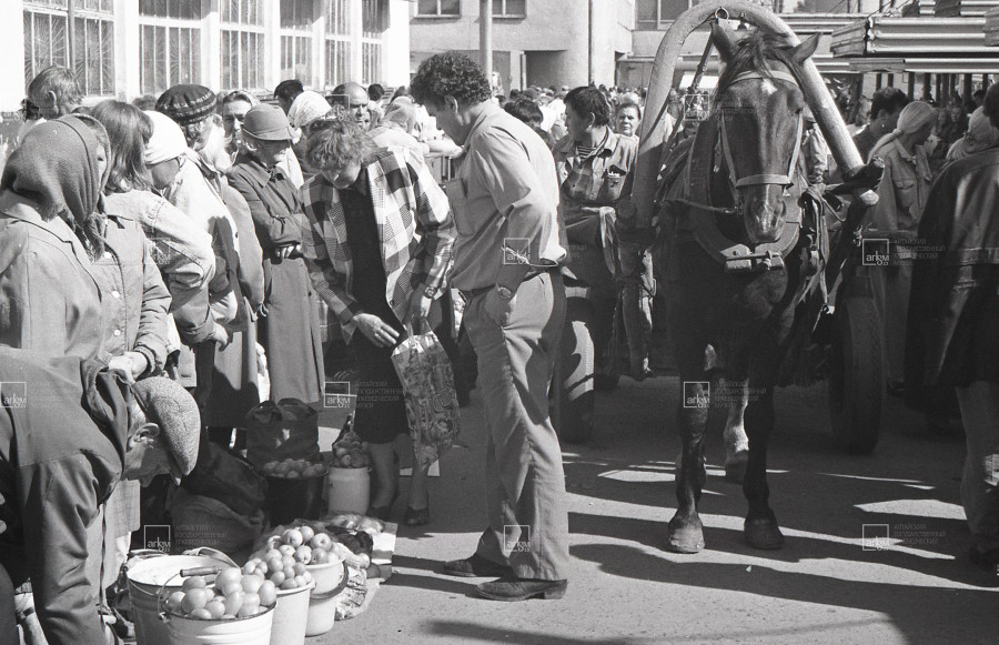 Уличная торговля на Старом базаре. 1998 г. 