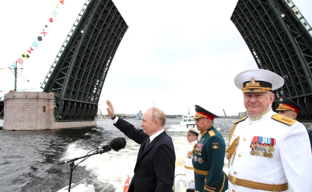 Путин на Главном военно-морском параде.