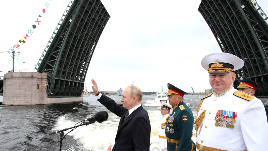 Путин на Главном военно-морском параде.