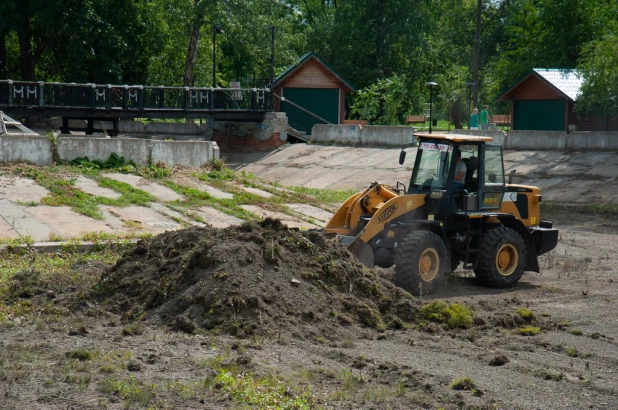 Реконструкция пруда в "Изумрудном парке". 