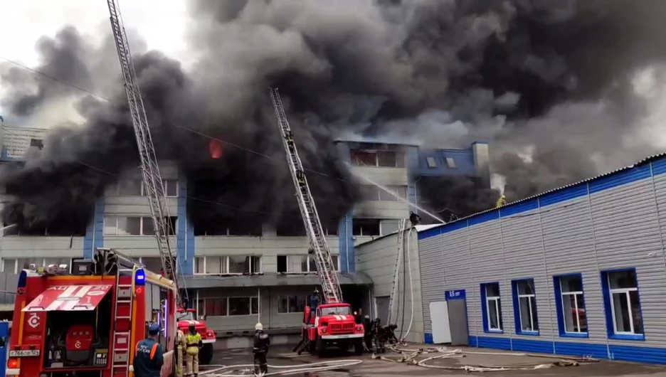 В Красноярске огонь охватил тысячу квадратных метров текстильного производства
