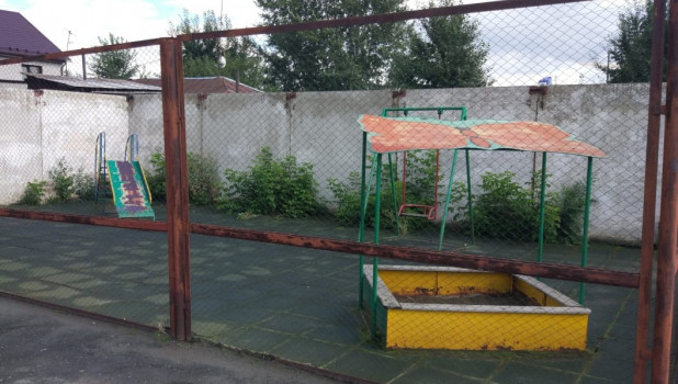 Депрессивная детская площадка в Барнауле. 