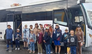 100 путевок получили бесплатно школьники в детские лагеря Горного Алтая.