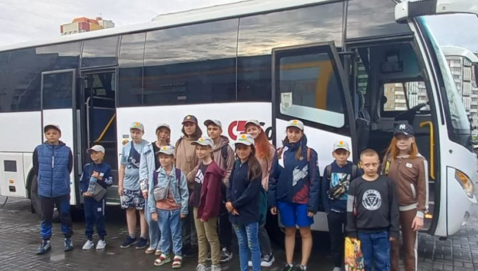 100 путевок получили бесплатно школьники в детские лагеря Горного Алтая.