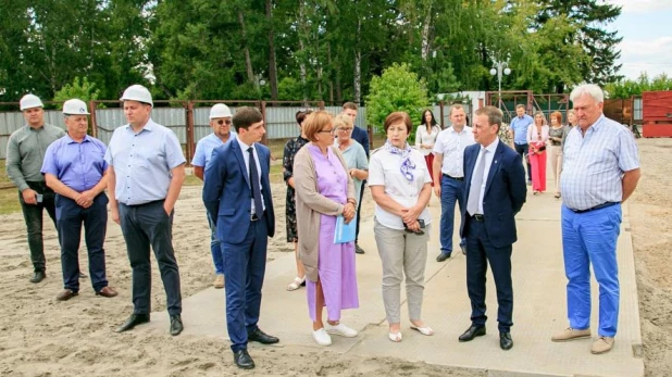 Установка стелы «Город трудовой доблести» в Нагорном парке.