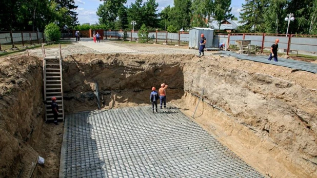 Установка стелы «Город трудовой доблести» в Нагорном парке.