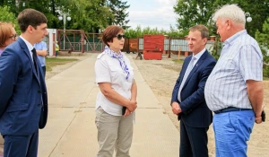 Установка стелы «Город трудовой доблести» в Нагорном парке.