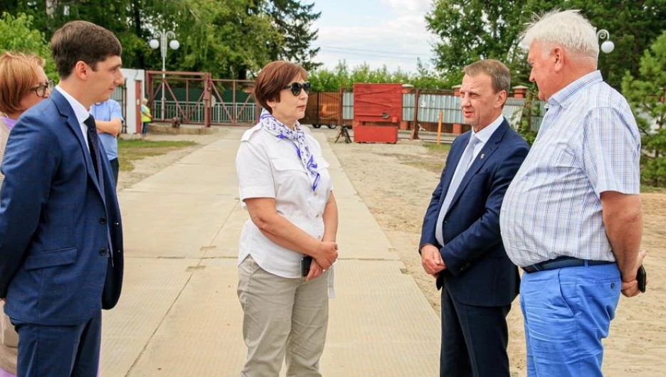 Установка стелы «Город трудовой доблести» в Нагорном парке.