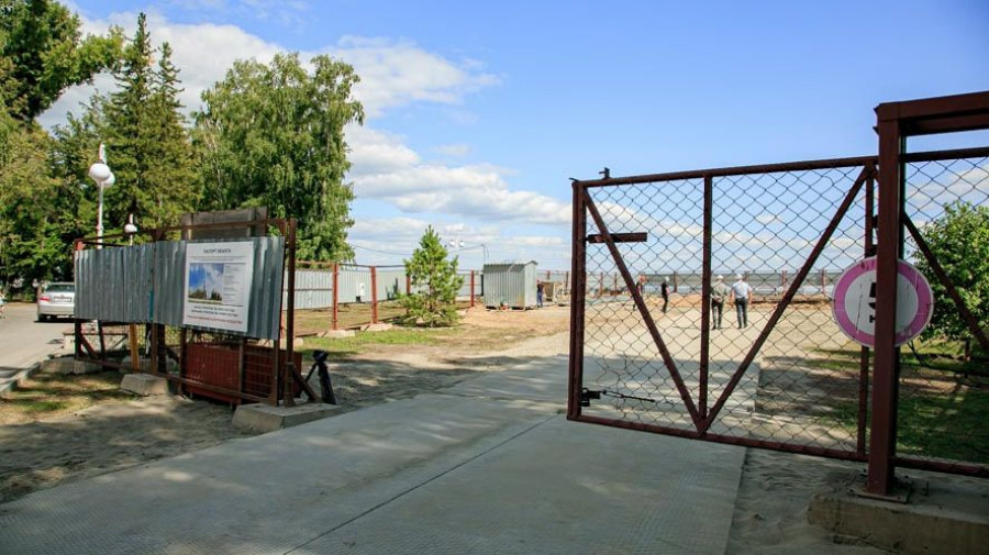 Установка стелы «Город трудовой доблести» в Нагорном парке.