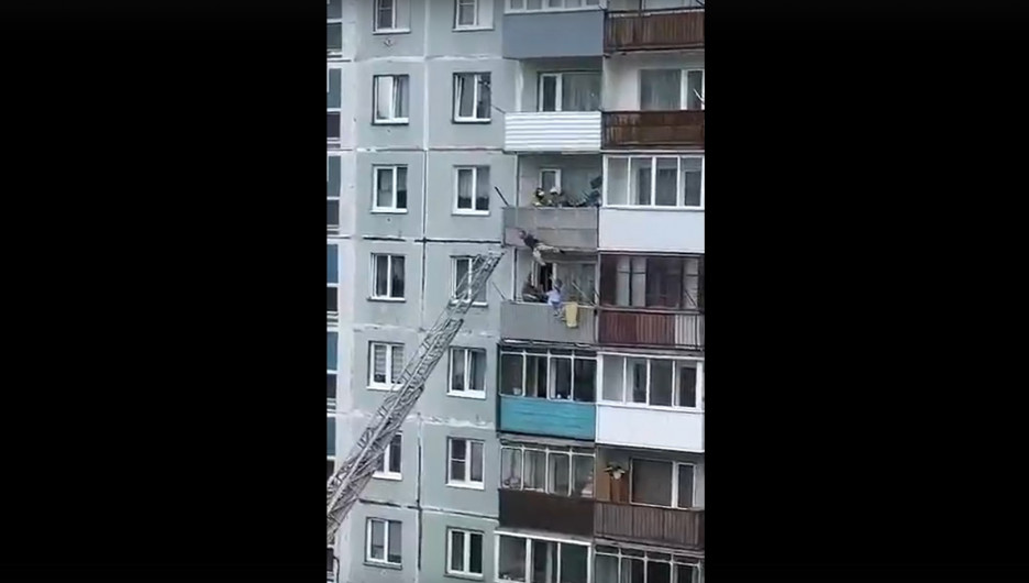 В Сибири мужчину спустили с балкона, связав веревками
