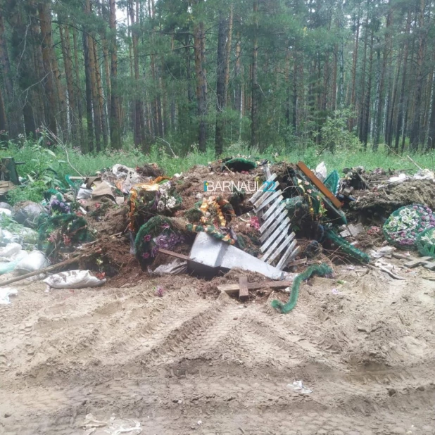 На Алтае мусор с сельского кладбища выбросили в лес.