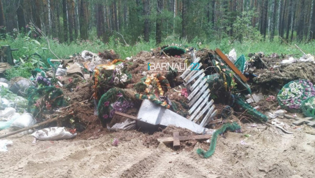 На Алтае мусор с сельского кладбища выбросили в лес.