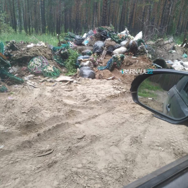 На Алтае мусор с сельского кладбища выбросили в лес.