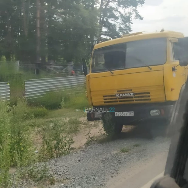 На Алтае мусор с сельского кладбища выбросили в лес.