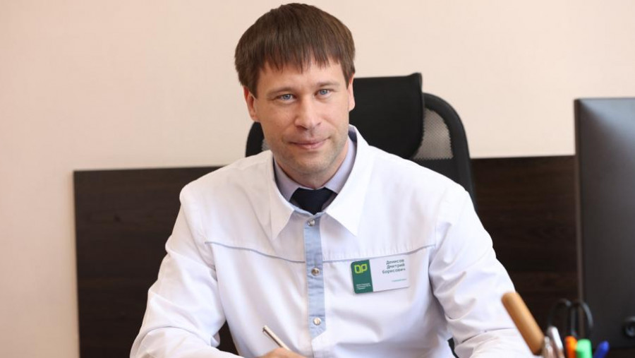 Главный врач барнаульской поликлиники №14 Дмитрий Денисов. 