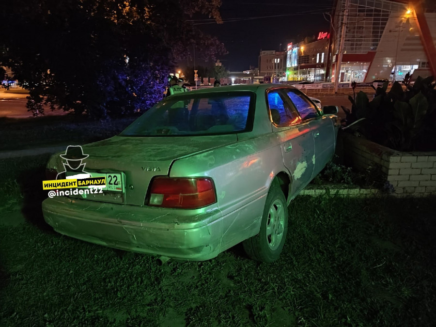 Иномарка врезалась в клумбу в Барнауле