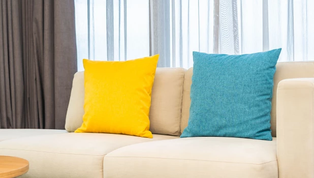 Цветные диванные подушки.