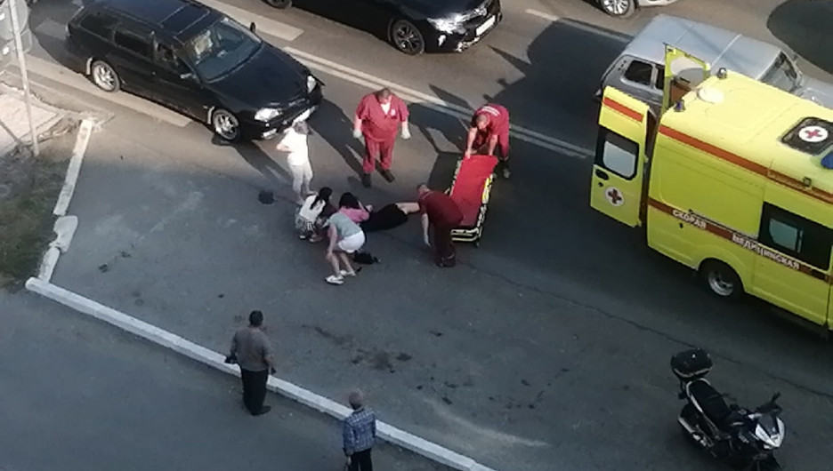 В Барнауле девушка выбежала из автобуса и ее сбила машина 