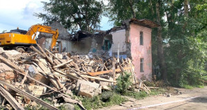 Дом на ул. Тимуровская, 54 построен в 1956 году, признан аварийным в 2013-м, снесен в 2022-м.
