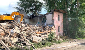 Дом на ул. Тимуровская, 54 построен в 1956 году, признан аварийным в 2013-м, снесен в 2022-м.
