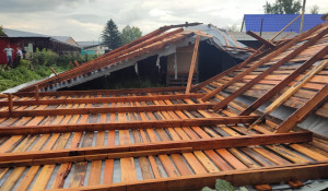 В Алейске у многоквартирного дома сорвало крышу.