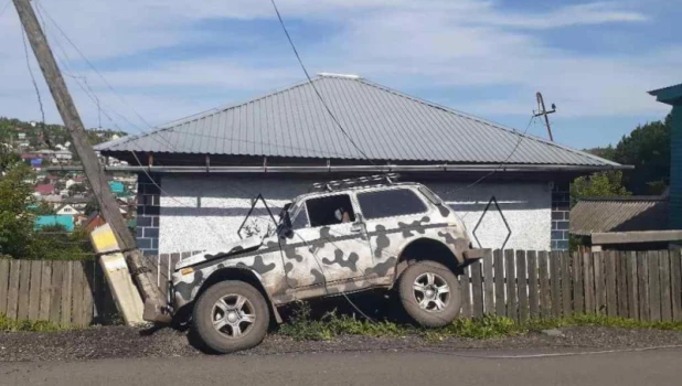 "Нива" врезалась в столб