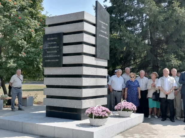 В Барнауле открыли минималистичный памятник строителям 11.08.2022.