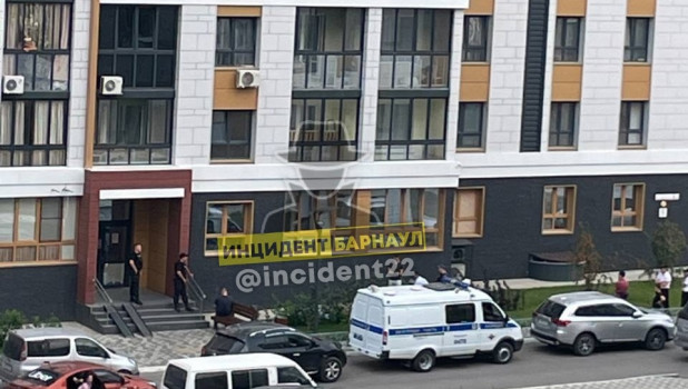 В Барнауле мужчина упал с четвертого этажа и погиб