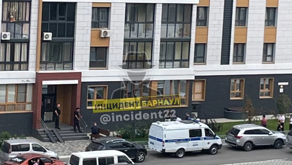 В Барнауле погиб мужчина, упав с четвертого этажа