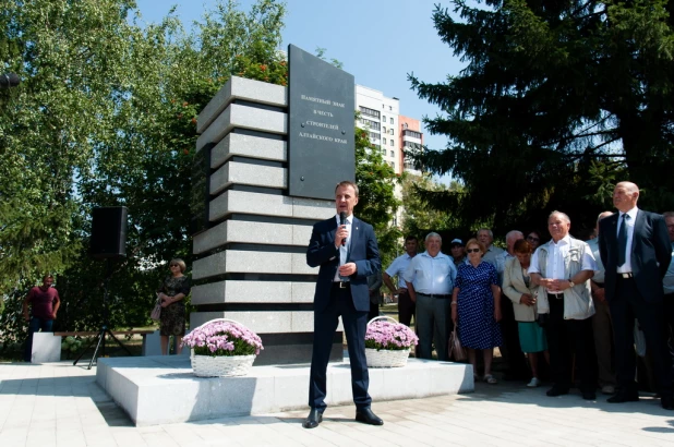 В Барнауле открыли минималистичный памятник строителям 11.08.2022. 