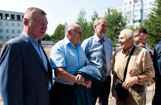 В Барнауле открыли минималистичный памятник строителям 11.08.2022. 