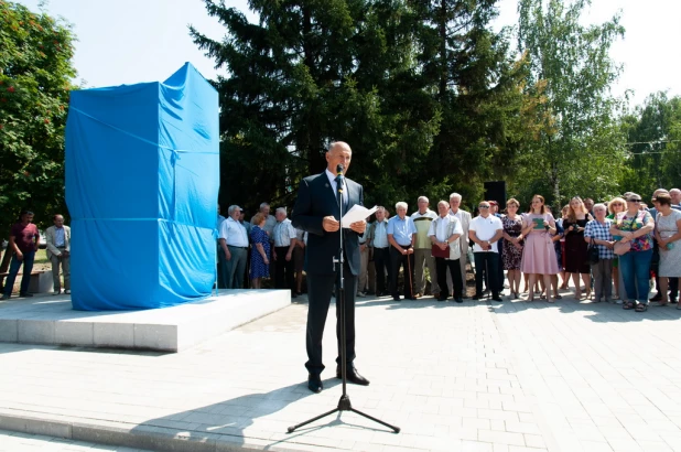 В Барнауле открыли минималистичный памятник строителям 11.08.2022. 