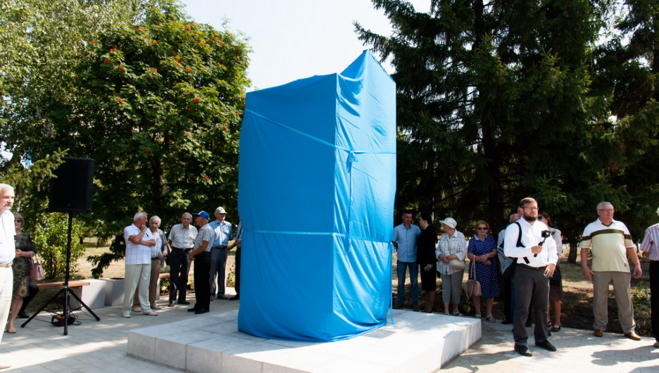 В Барнауле открыли минималистичный памятник строителям 11.08.2022. 