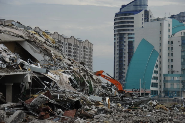 От Речного вокзала в Барнауле остались только руины. Снос продолжается. 12.08.2022.