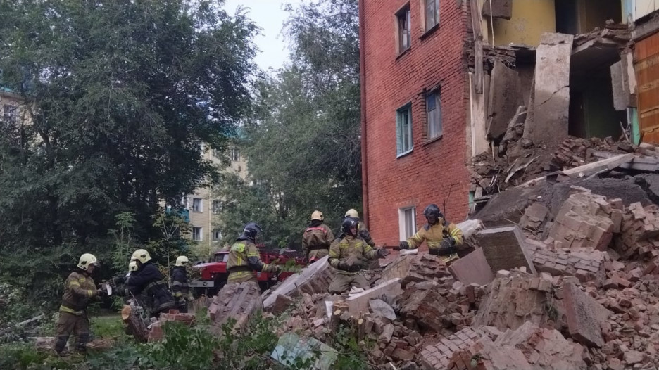 Обрушение стены пятиэтажного дома в Омске