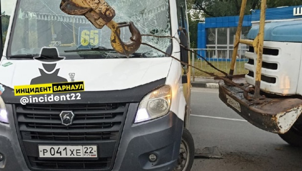В Барнауле автокран протаранил маршрутку крюком.