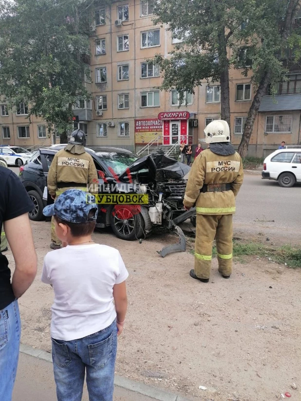 В Алтайском крае водитель врезался в столб и погиб.